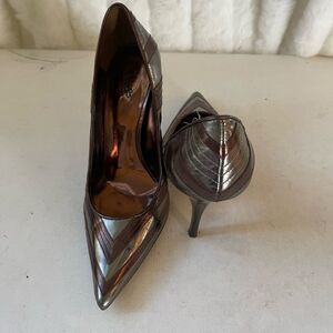 Carlos Santana Casino metallic pewter and bronze stiletto heels pointed toe SZ9M